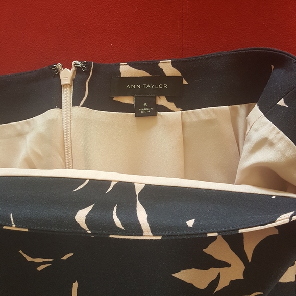 2/$12🌴Ann Taylor Pencil Skirt - Picture 4 of 6
